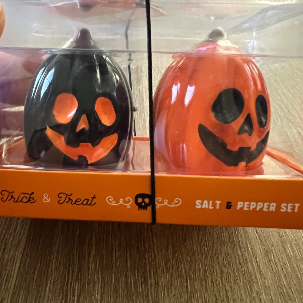Halloween pumpkin salt and pepper shakers